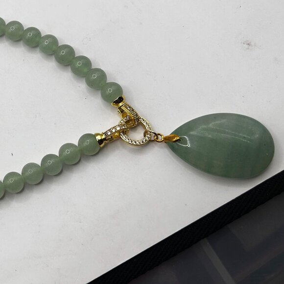 NEW Green Adventurine Beaded Necklace &  Pendant w/Crystal Clasps. - Picture 4 of 5